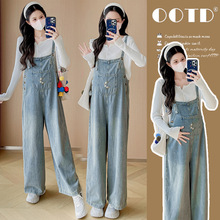 实拍现货2025秋季新款孕妇针织打底衫+休闲减龄背带裤套装两件套