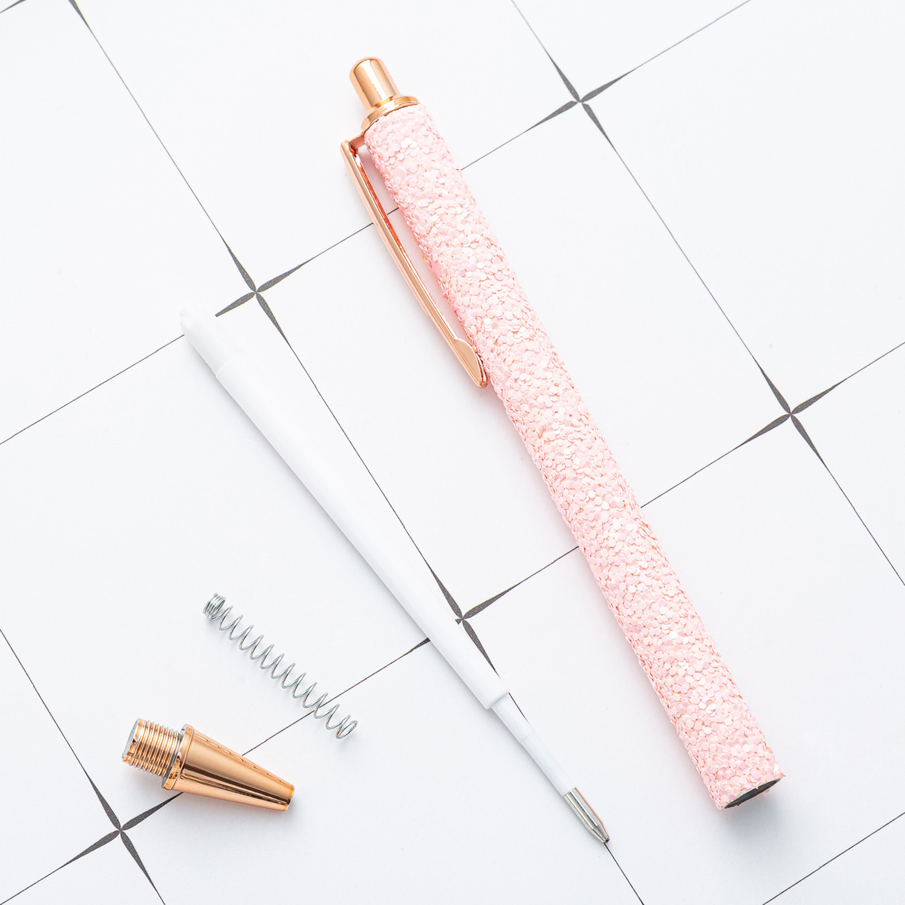 Presionar el bolígrafo de bola de sequinilla de fábrica de venta directa de estudiantes chicas corazón de color bolígrafo publicitario de escamas de metal bolígrafo