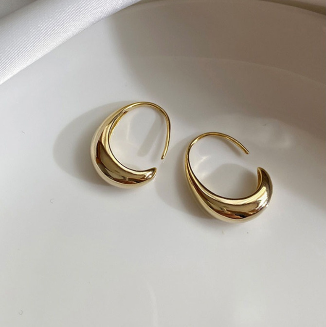 Europa y los Estados Unidos irregulares pendientes en forma de C instiles estilo de moda simple pernos de orejas femeninos versátiles de alta calidad ligeros pernos de orejas de lujo