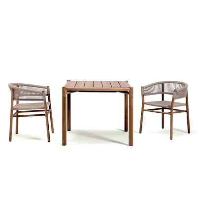 Una mesa y dos sillas (teca importada)