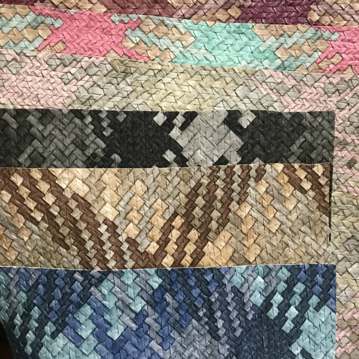 厂家渐变小编织纹PVC皮革面料沙发人造革包装革手袋面料