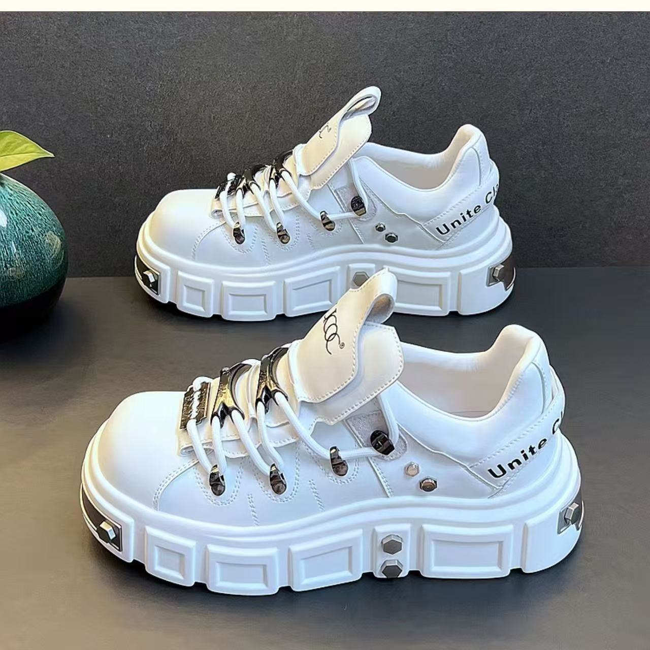 Zapatos de hombre de éxito en línea 2025, nuevos zapatos de hombre europeos, zapatos de skate casuales de altura, zapatos de nicho de diseño para hombres