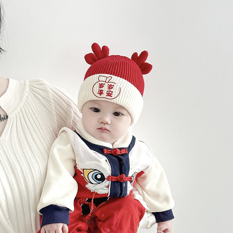 Sombreros para bebés otoño e invierno feliz Año Nuevo rojo grueso calentamiento sombrero de lana para hombres y mujeres bebés pequeños meses sombrero de punto