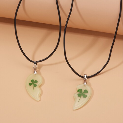 European and American cross-border best-selling glow-in-the-dark four-leaf clover necklace, love-themed matching couple's necklace, stylish dried flower necklace set