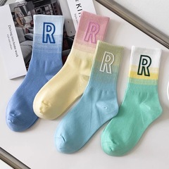 新しいRのファッションの靴下の女性の春と夏の欧米のグラデーション色の中筒の靴下の爆発のファッションのブランドの長い筒のスポーツの女性の靴下