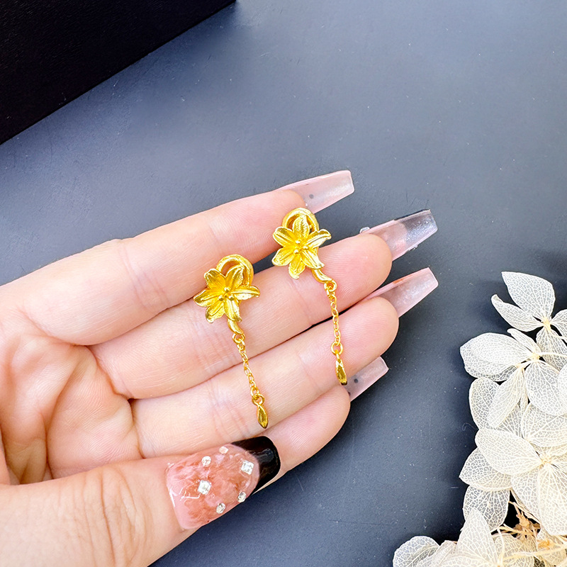 Fabricantes de auriculares de flores de oro de lujo ligero galvanizado directamente para adornos de auriculares femeninos de hiedra de alto nivel nicho