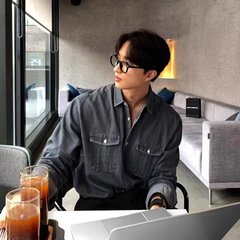 デニムのシャツの男性のファッションブランドの香港風insのレトロなファッションのコートの韓国版のカジュアルでかっこいいです。