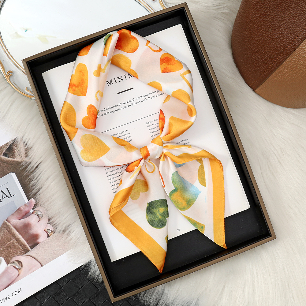 Bufanda de seda japonesa pequeña, fresca, verde 70, con sentido de la atmósfera, bufanda de mujer, bufanda, bufanda de seda dulce, regalo de mano