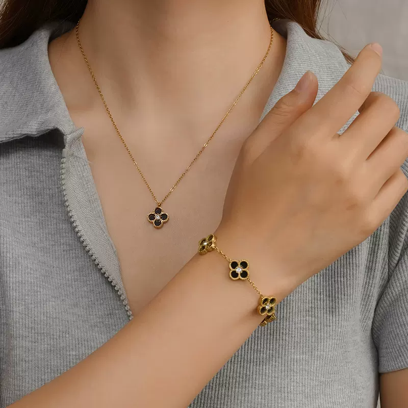 批发幸运四叶草手链四叶草吊坠女黑色贝壳轻奢小众设计感锁骨链