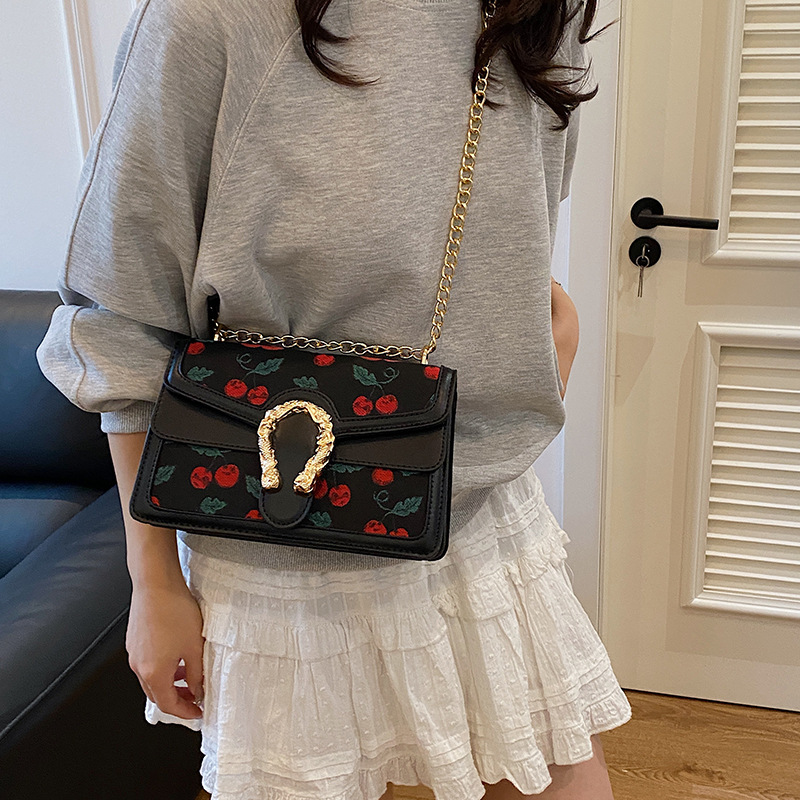 Hong Kong estilo retro Baco 2025 verano nuevo bolso de cadena moda cereza bolso de hombro color de contraste bolso de mensajero para mujer