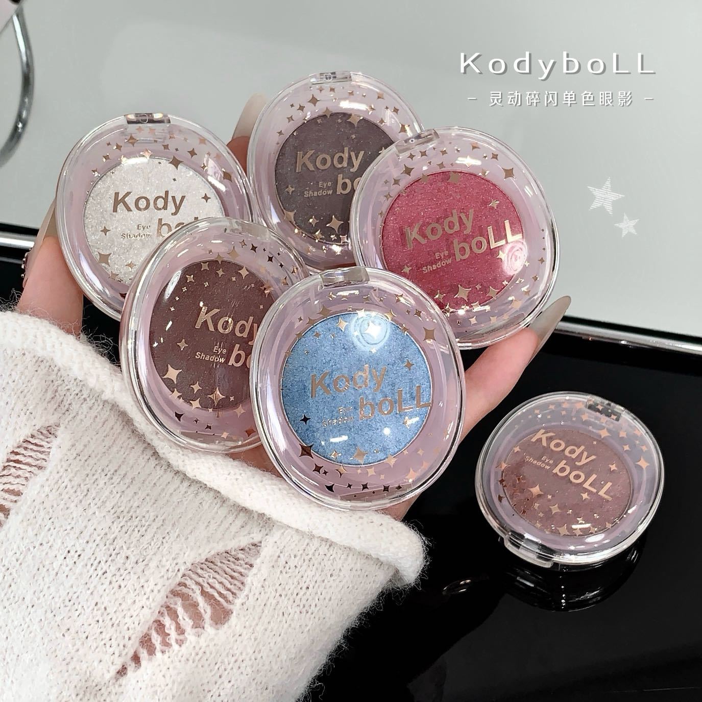 KodyboLL Dynamic Shimmer Single Eyeshadow Palette: Cowherd base color with pearlescent shimmer, highlighting, and aegyo sal (under-eye highlight).