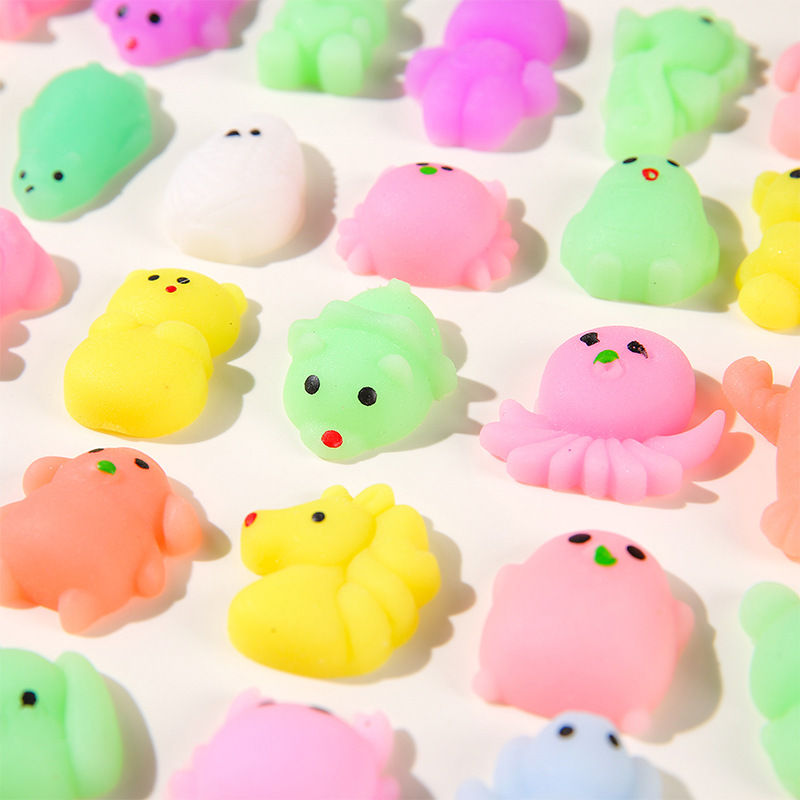 子供のおもちゃのかわいい動物の団子はつまみます。|undefined