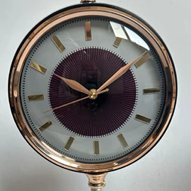 挂钟、壁钟;座钟、立钟