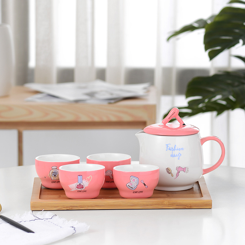 Linda chica corazón juego de té de cerámica con colador de té con bandeja juego de agua de cerámica de dibujos animados una olla de cuatro tazas