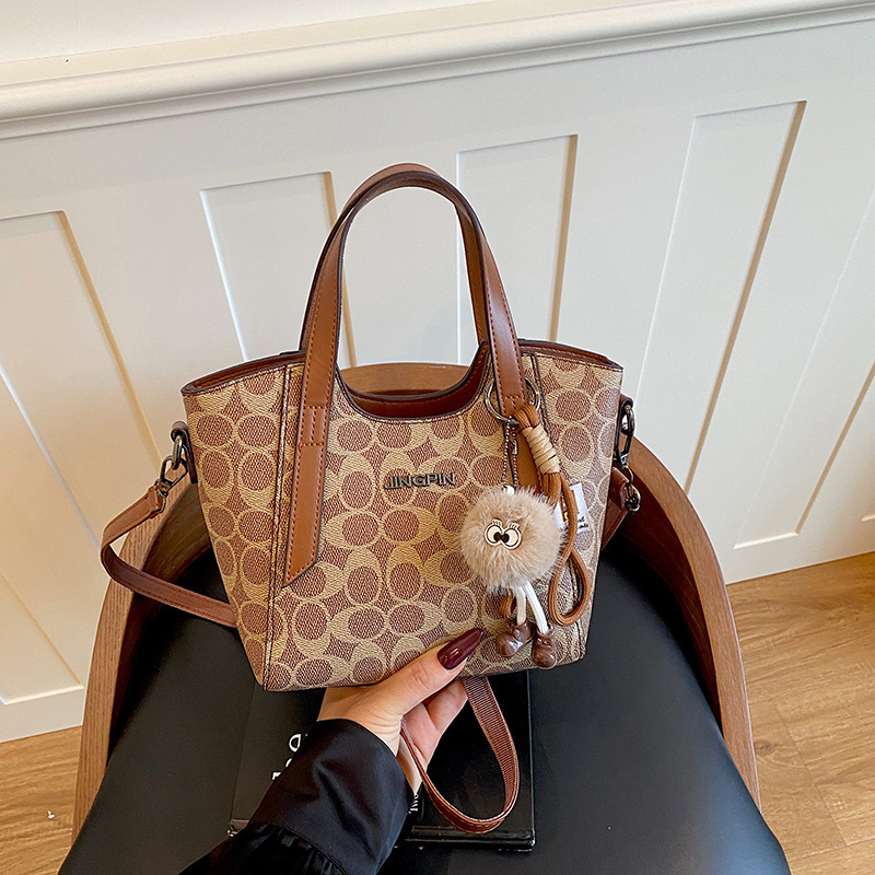 2026 New Cross-Border European and American Retro Printed Letter Handbag Versatile Large Capacity Single Shoulder Crossbody Bucket Bag for Women 2026 New Cross-Border European and American Retro Printed Letter Handbag Versatile Large Capacity Single Shoulder Crossbody Bucket Bag for Women