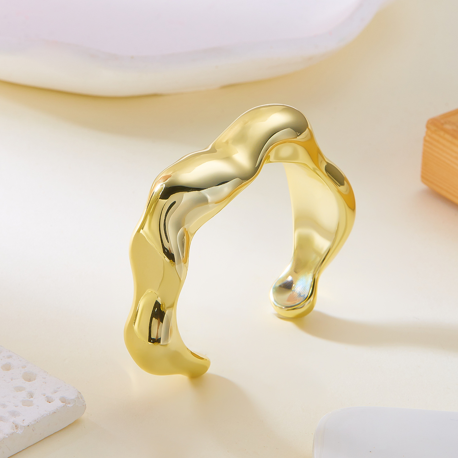 Europa y los Estados Unidos nuevo viento frío personalidad arco pulsera multifuncional irregular pliegue acrílico brazalete abierto al por mayor