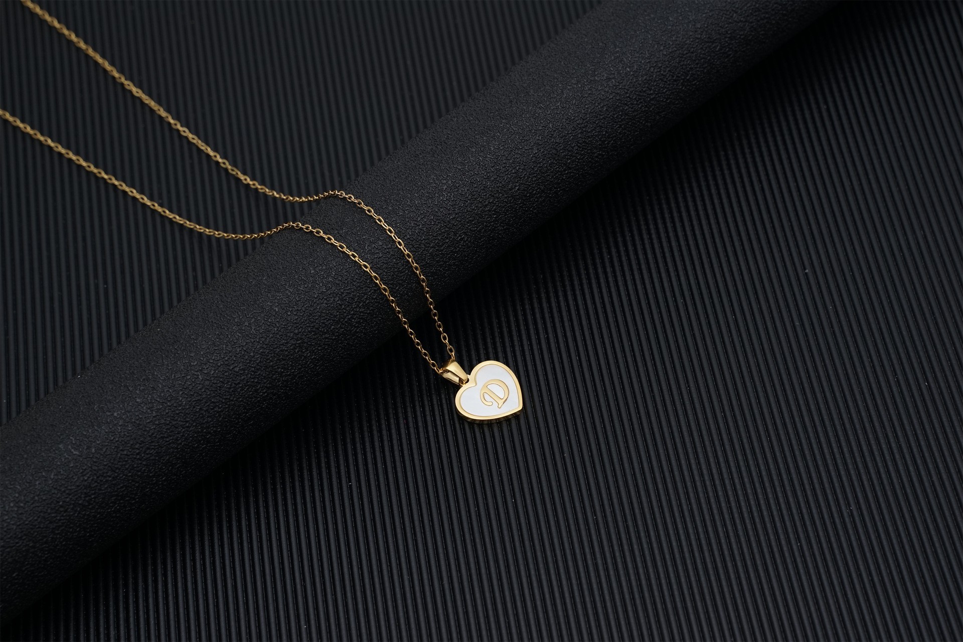 Europa y América 18K oro amor clavícula cadena de las mujeres de acero inoxidable corazón blanco madre colgante 26 letras titanio acero collar