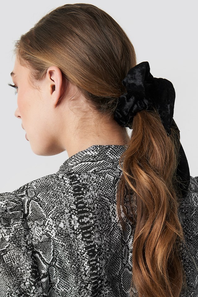nakd_velvet_bow_schruncie_blac