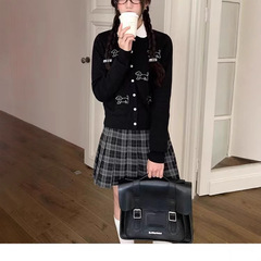 初春の子犬のニットのカーディガンの女性2025新型の秋のゆったりした韓系の初秋のセーターの上着の上で服を着ます。