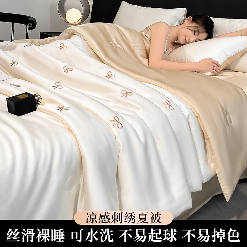 Edredón fresco de verano de seda de hielo de cuatro piezas 2025 nuevo estilo sedoso para dormir desnudo, colcha de aire acondicionado se puede lavar a máquina verano