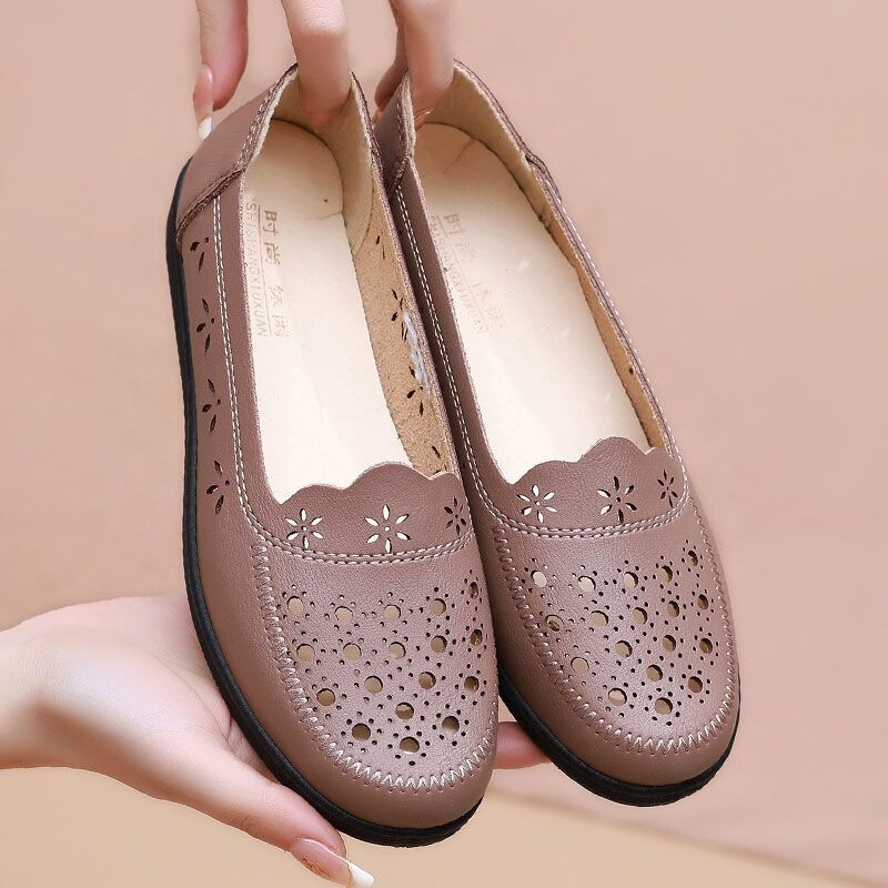Genuine Leather Soft-Soled Mom Shoes, Autumn Breathable Hollow Leather Shoes, Non-Slip Flat Shoes for Middle-Aged and Elderly Women, Elderly Perforated Shoes Genuine Leather Soft-Soled Mom Shoes, Autumn Breathable Hollow Leather Shoes, Non-Slip Flat Shoes for Middle-Aged and Elderly Women, Elderly Perforated Shoes