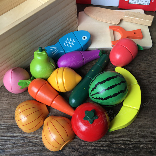 Children's gift wooden magnetic fruit and vegetable cut and watch 3456 year old little boy and girl pretending to be a kitchen toy