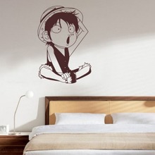 日本动漫人物角色 坐在地上挠头的小男孩图案 儿童房装饰精雕墙贴