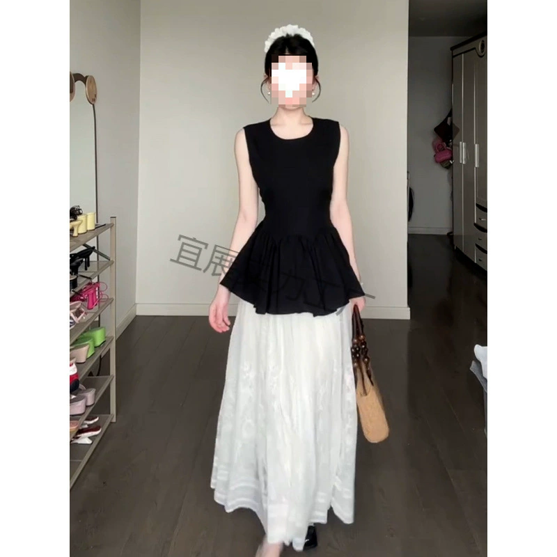Лето 2025, новый стиль, красивый полный комплект нарядов, очень симпатичное маленькое черное платье без рукавов для женщин