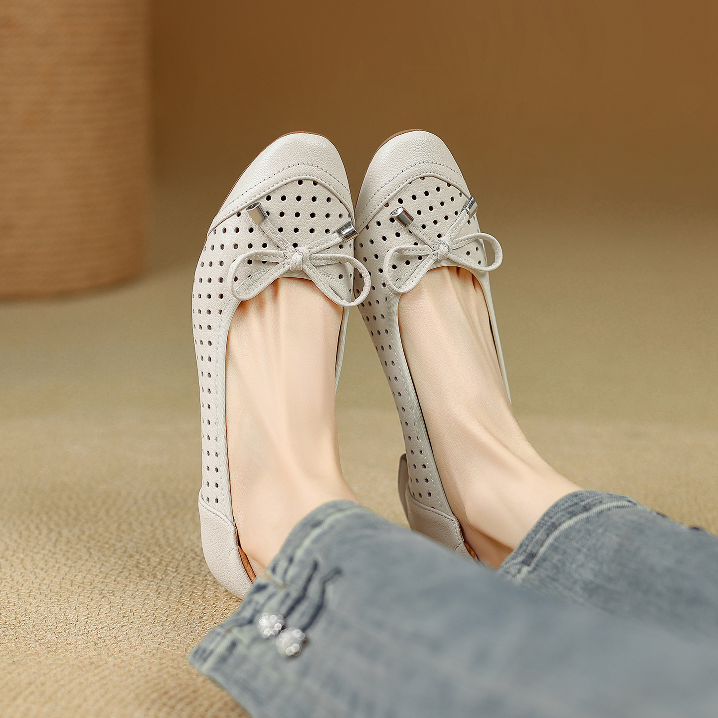 Giày sandal nữ hở mũi gót thấp 3,5 cm, thiết kế đục lỗ thoáng mát, phong cách đơn giản bốn mùa — màu trắng ngà