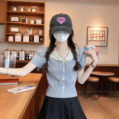 甘い風の子供の襟は色の半袖の泡の袖の新型の夏の短いタイプの2025小さい大衆の独特なニットの上着にぶつかります。