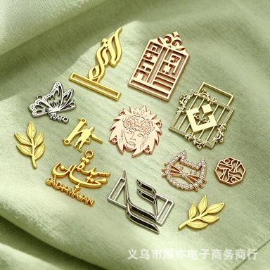 厂家定制电镀金色玫瑰标牌定制logo点漆金属铭牌五金缝线标牌定制