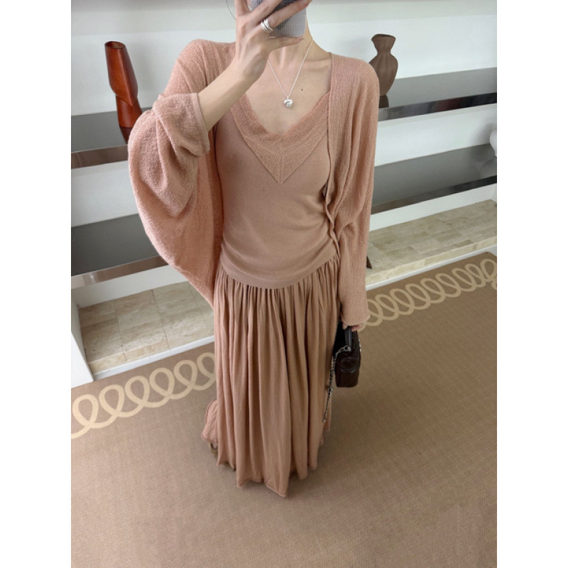 Korean-style elegant and gentle V-neck knitted camisole with a relaxed fit, slimming cardigan, high-waisted fresh skirt Korean-style elegant and gentle V-neck knitted camisole with a relaxed fit, slimming cardigan, high-waisted fresh skirt
