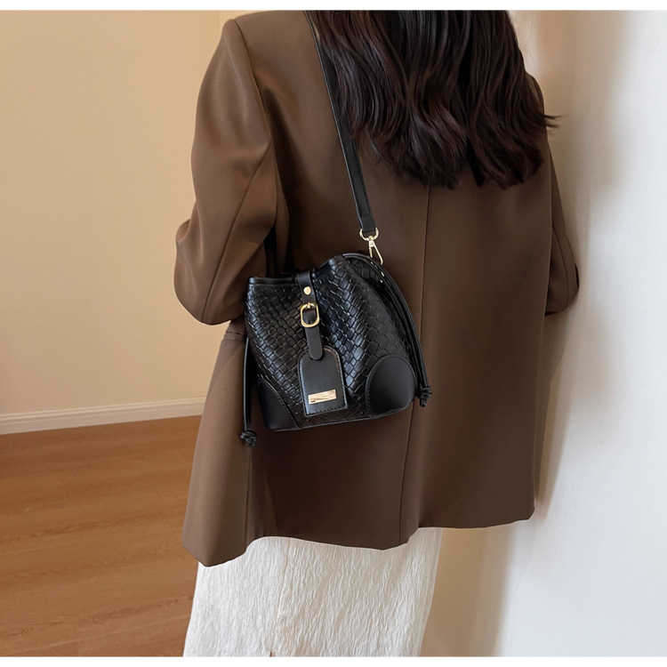 Fashion Niche Vielseitige kleine quadratische Tasche 2024 Neue Single-Schulter-Crossbody-Damentasche Stilvolle und personalisierte Eimertasche für Frauen_voghion.com