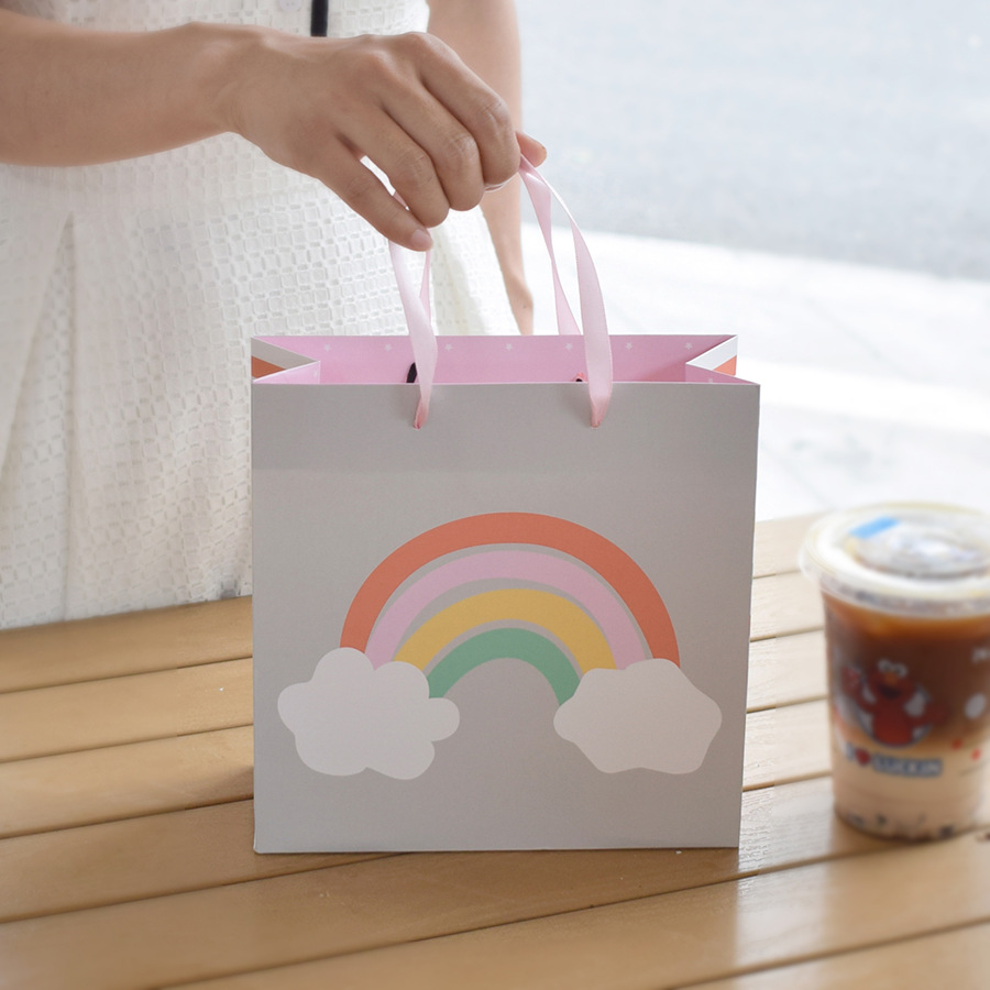 Cute arco iris nubes de dibujos animados espesa tarjeta blanca bolsa de regalo bolsa de papel cuadrada impresa en color