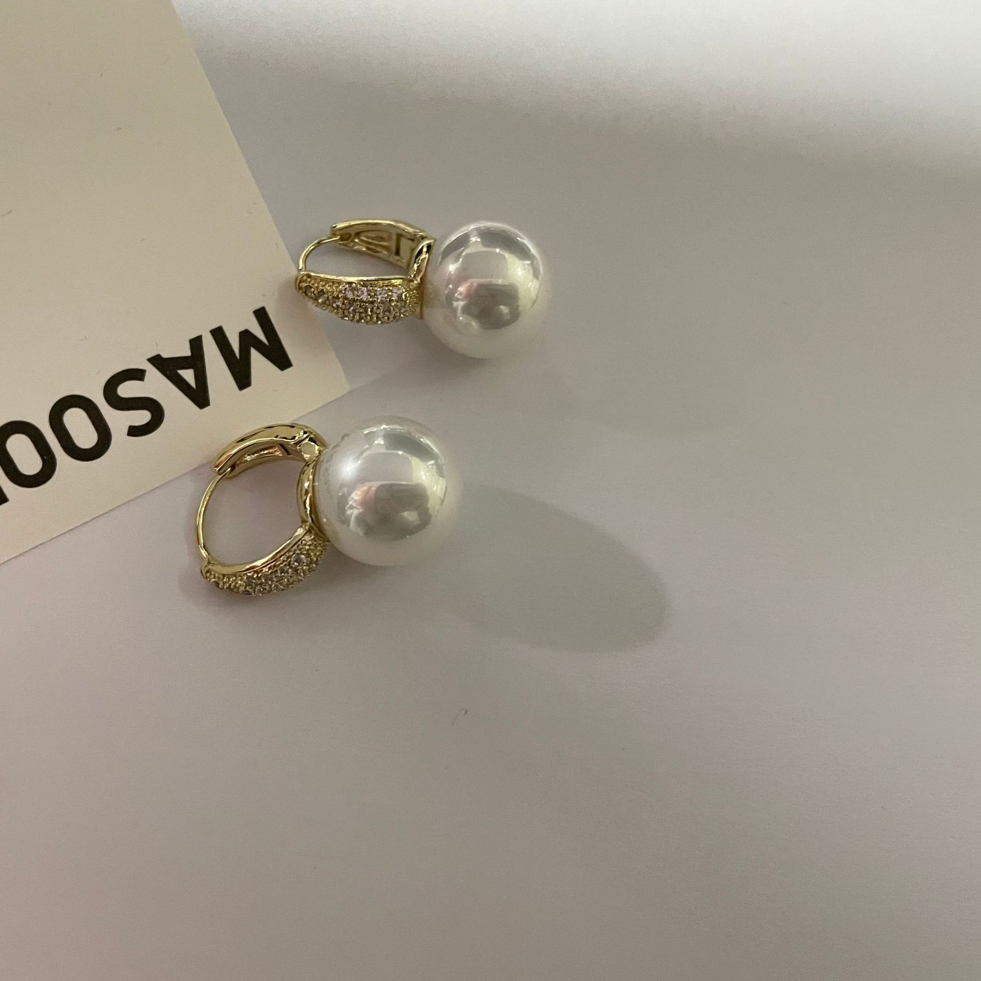 Pendientes de botón con circonitas y perlas para mujer_voghion.com
