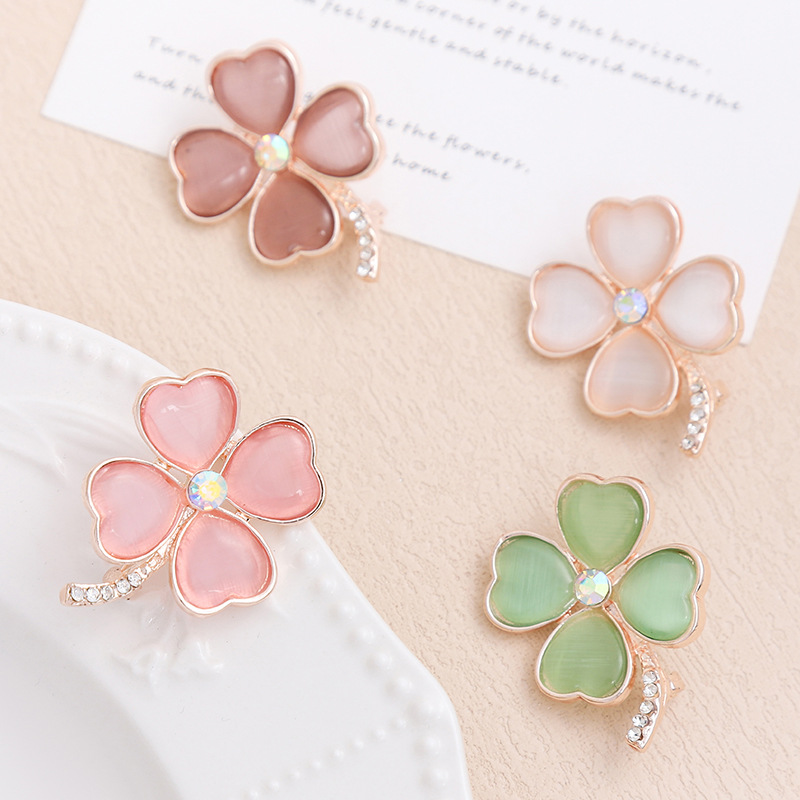 Klaverblad broche met kattenoogsteen voor dames elegante speld_voghion.com
