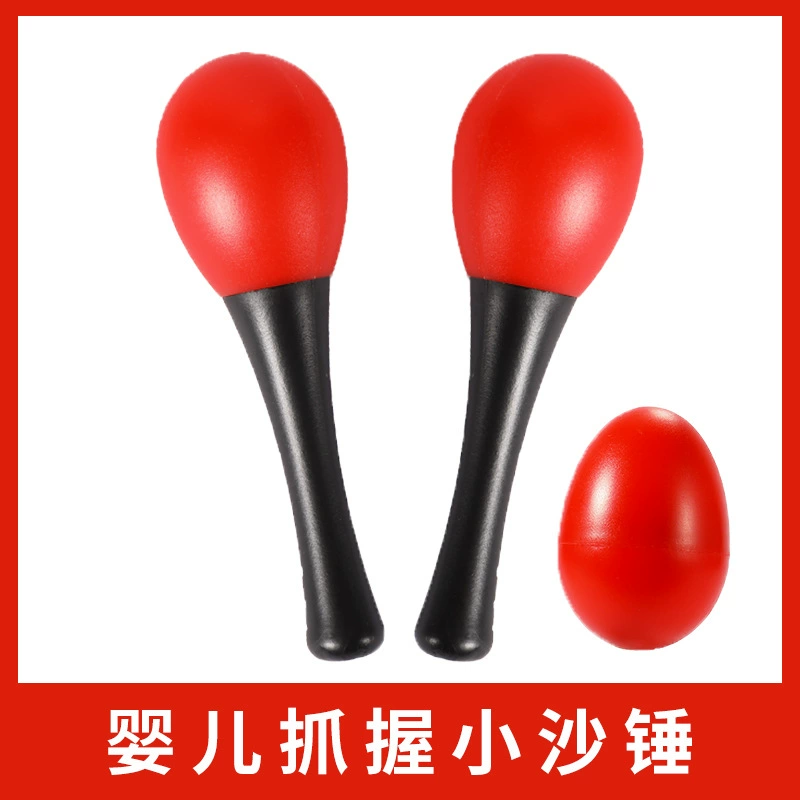Маленький песочный молоток ребенок красный кусает погремушки