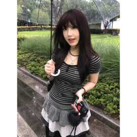 辣妹u型领正肩短袖女夏季款黑灰条纹t恤修身显瘦性感纯欲上衣tee