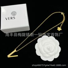 范家复古美杜莎字母人头v字母项链嘻哈男女黄铜镀金不规则项链