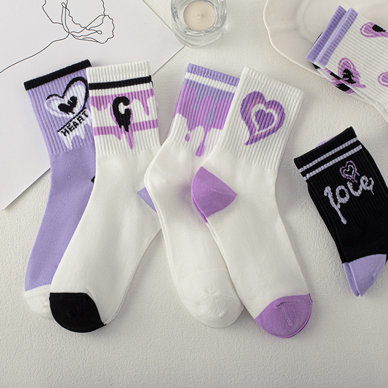 Calcetines de amor púrpura calcetines de media pantorrilla de alta apariencia para mujer de primavera y verano con letras de dibujos animados de moda estilo universitario calcetines de algodón