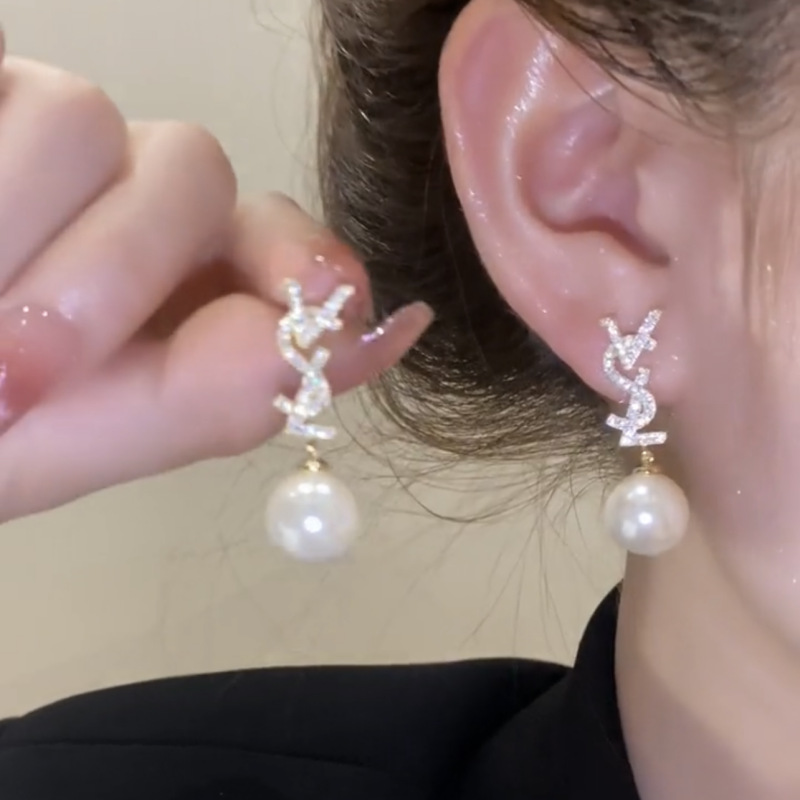 Luz de lujo completo diamante letra perla pendientes de alto grado estilo Chanel Socialite pendientes nicho diseño Red nuevos pendientes