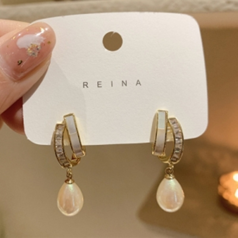 2025 nuevo estilo coreano de moda, lujo ligero, pendientes de perlas de concha, temperamento de moda femenina, pendientes de celebridades de Internet, todo fósforo