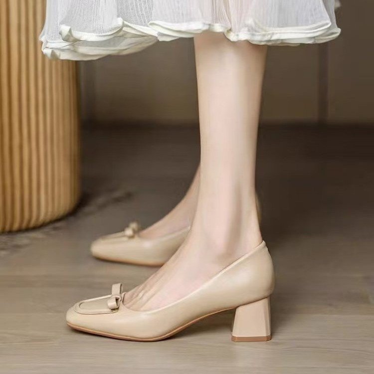 Zapatos de cabeza cuadrada de mujer de talón grueso retro otoño de 2024 nuevo estilo universal arco poco profundo para trabajar zapatos de talón alto