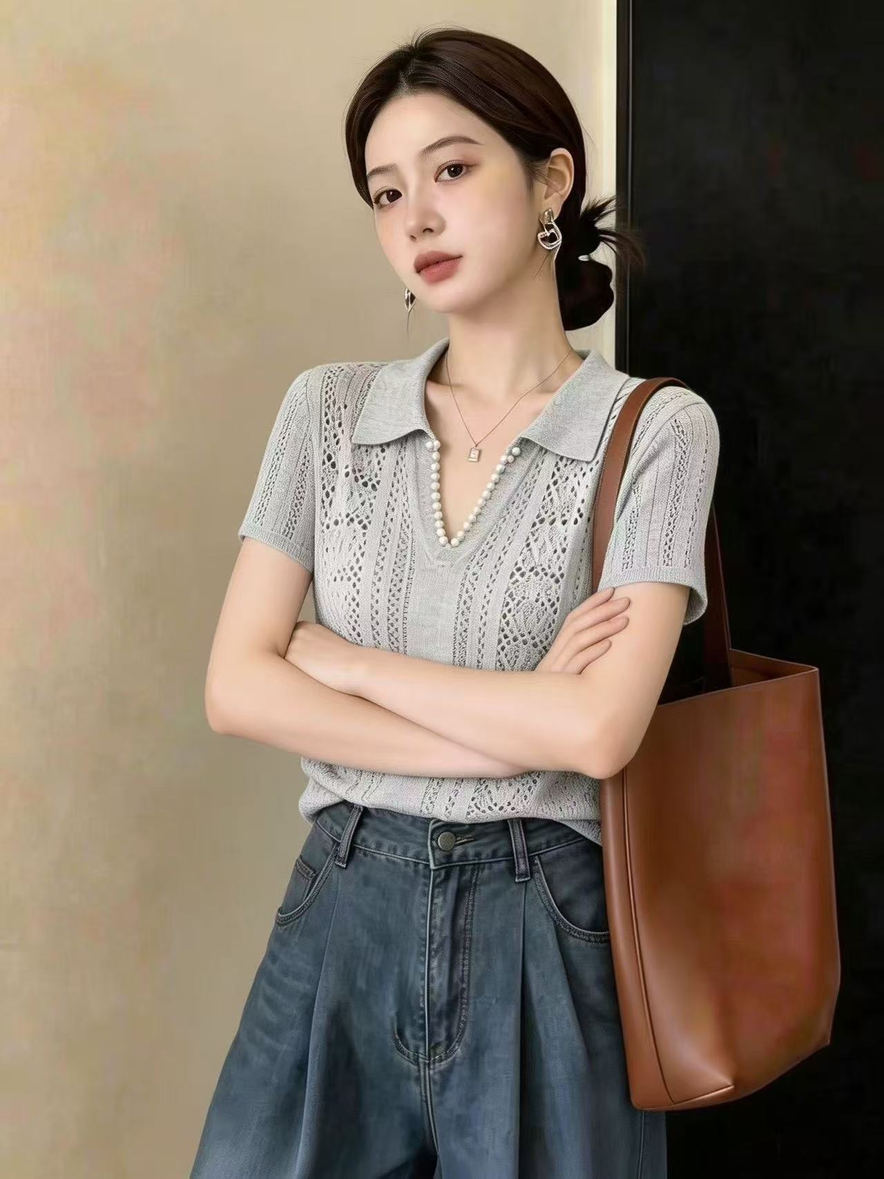 Áo thun nữ cổ V ngắn tay chất liệu len lạnh dệt kim họa tiết xuyên thấu — màu xám