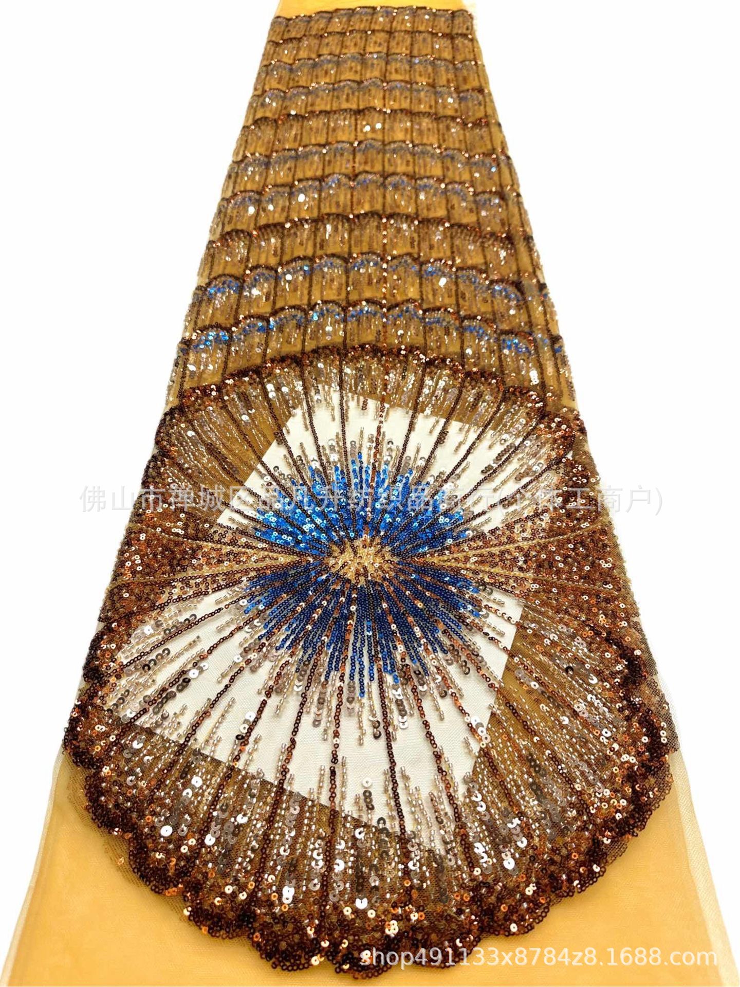 Desfile de pasarela con gran flor en forma de ventilador de sequilla tela de cuentas de clavos ligera cena de lujo alta tela de vestido delgado
