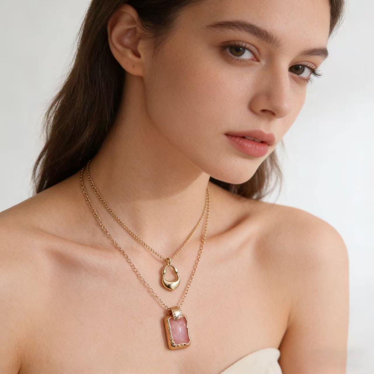 Collana a strati minimalista con catene delicate da donna_voghion.com