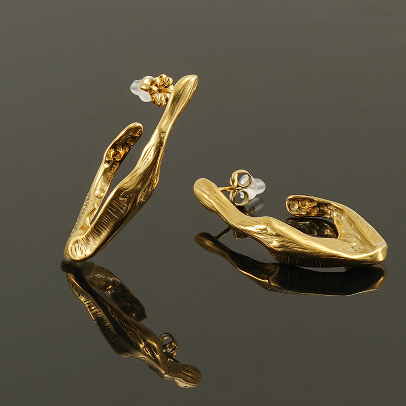 Cruzar la frontera europea y americana de acero de titanio irregular pendientes hembra 18K de acero inoxidable de moda nicho de diseño pendientes al por mayor