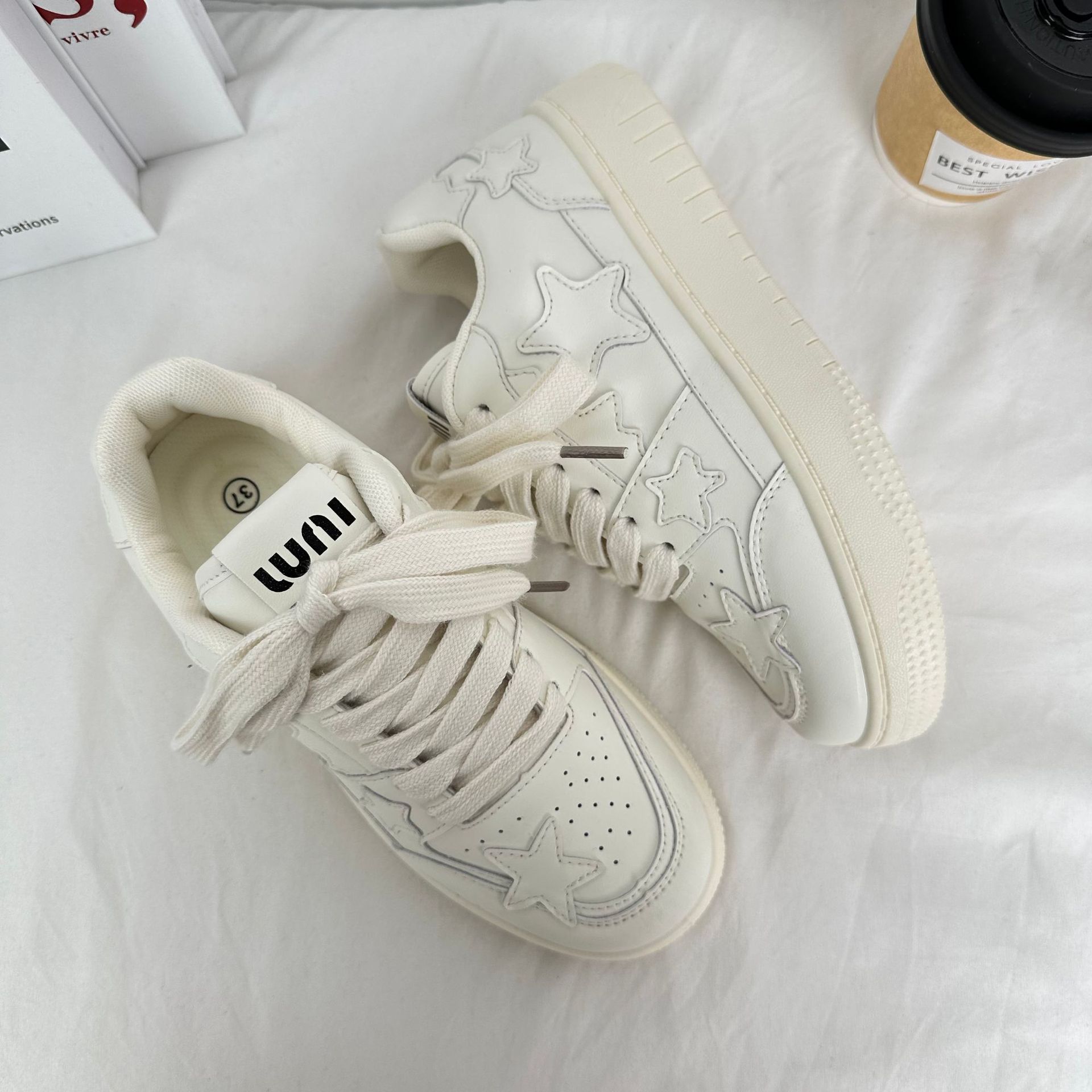 2024 primavera y verano coreano versátil zapatos de lona de suela gruesa nicho de tendencia zapatos de skate para estudiantes de Harajuku zapatos blancos pequeños
