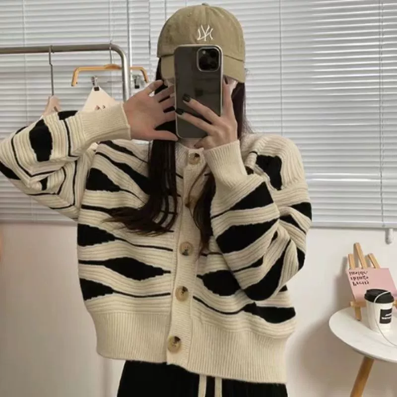 Дизайн Sense Джокер Ленивый Стиль Волна Полосатый Свитер 2023 Весна Новый Вязаный Кардиган Внешний Свитер Пальто