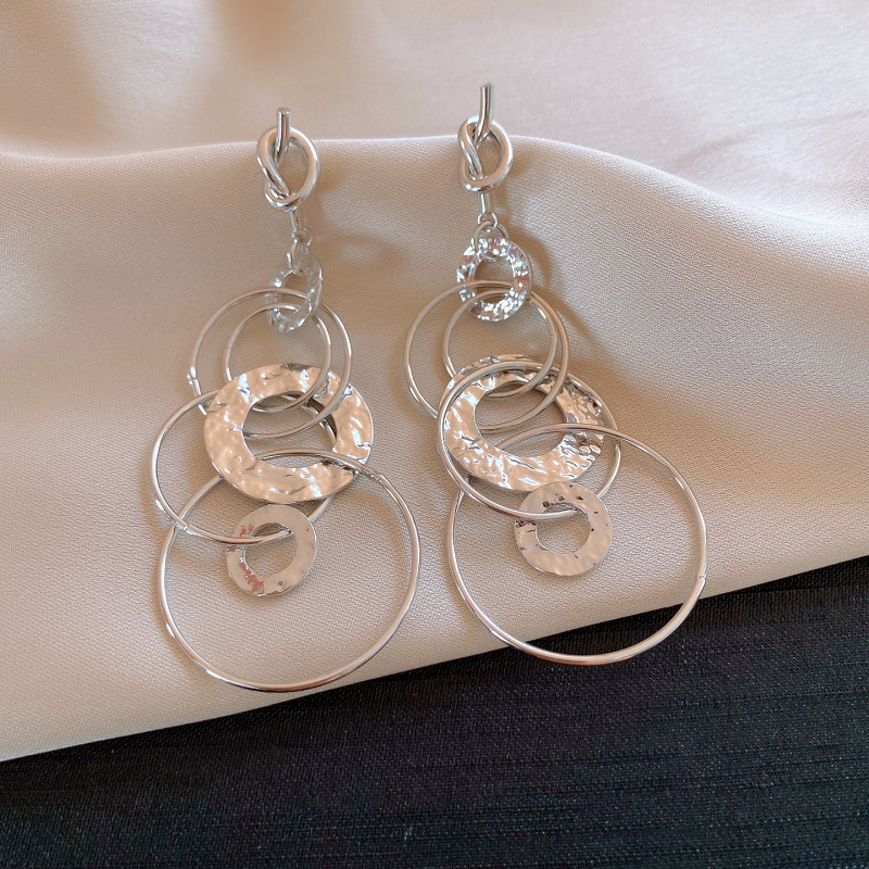 Agujas de plata transfronterizas redondas de textura aretes de bordas metalles europeos y estadounidenses pernos de aretes personales fríos exagerados aretes image 11
